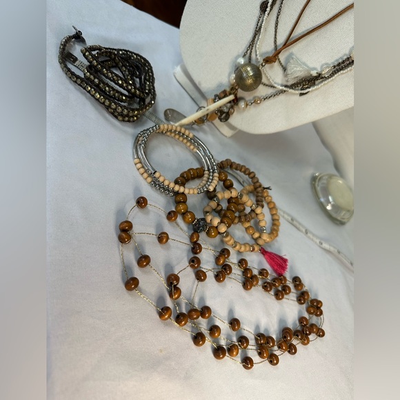 Boho casual necklaces and bracelets group - Picture 3 of 9